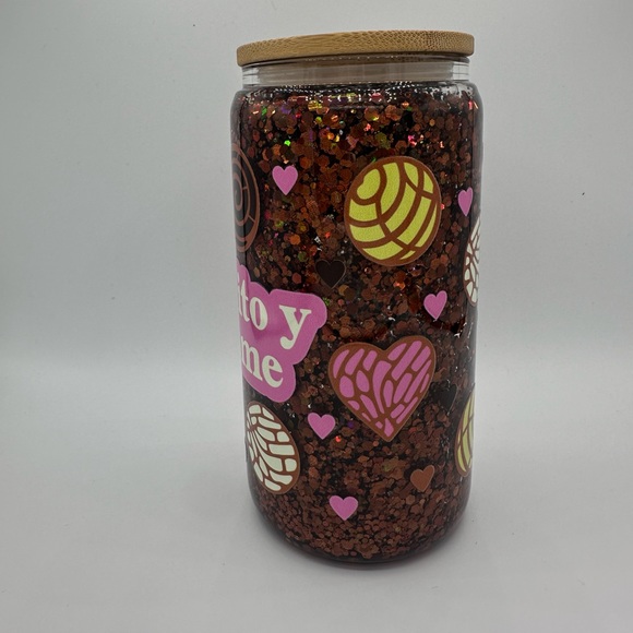 Cafecito y chisme snowglobe tumbler 16oz - Picture 3 of 4